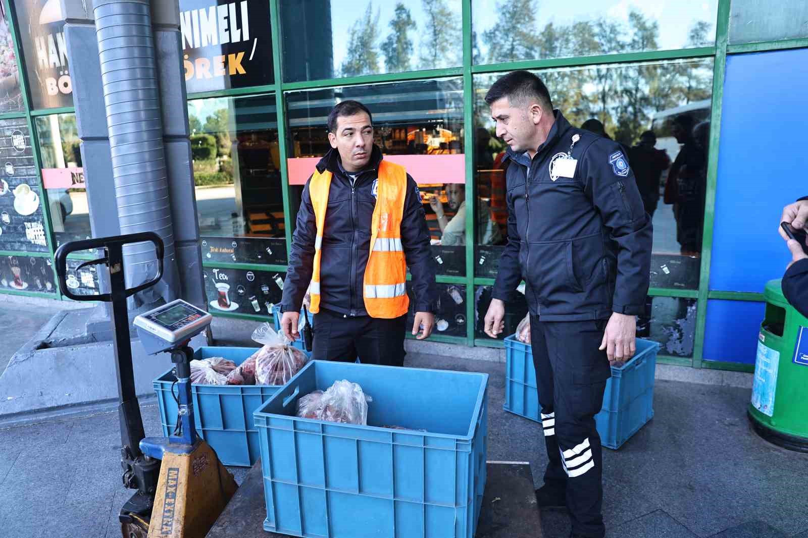 Yolcu otobüsüyle uygunsuz şartlarda taşınan çeyrek ton ete el konuldu 6 yolcu otobusuyle uygunsuz sartlarda tasinan ceyrek ton ete el konuldu 2 tvUhVqkw