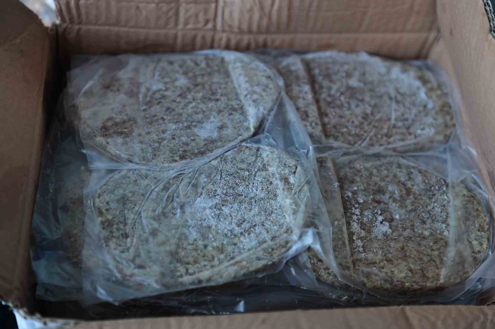 Yolcu otobüsüyle uygunsuz şartlarda taşınan çeyrek ton ete el konuldu 8 yolcu otobusuyle uygunsuz sartlarda tasinan ceyrek ton ete el konuldu 4 7ESr2Pah