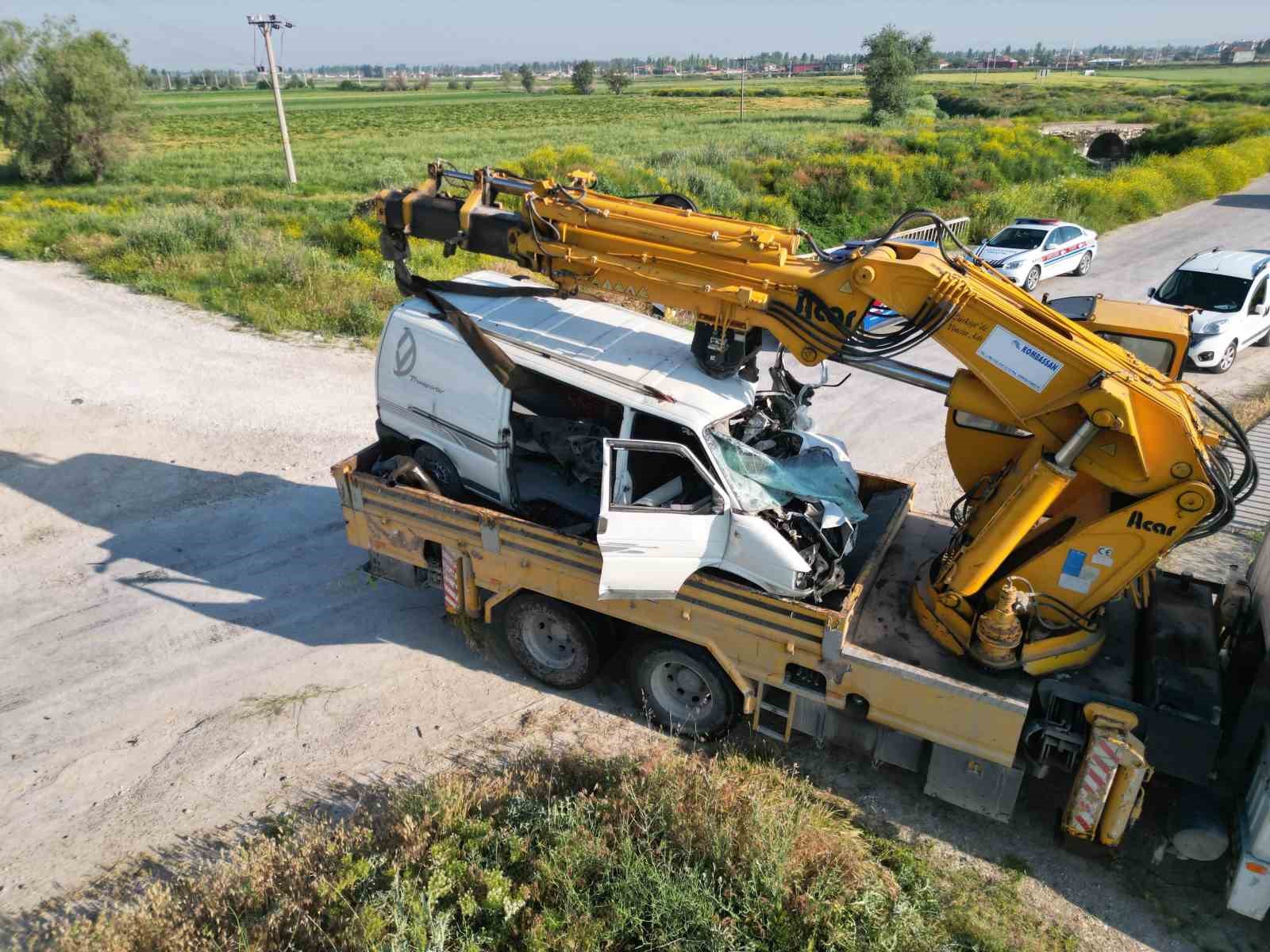 yolcu treni hemzemin gecitte sikisan kamyoneti yaklasik 200 metre surukledi 0 jIMQPOr3