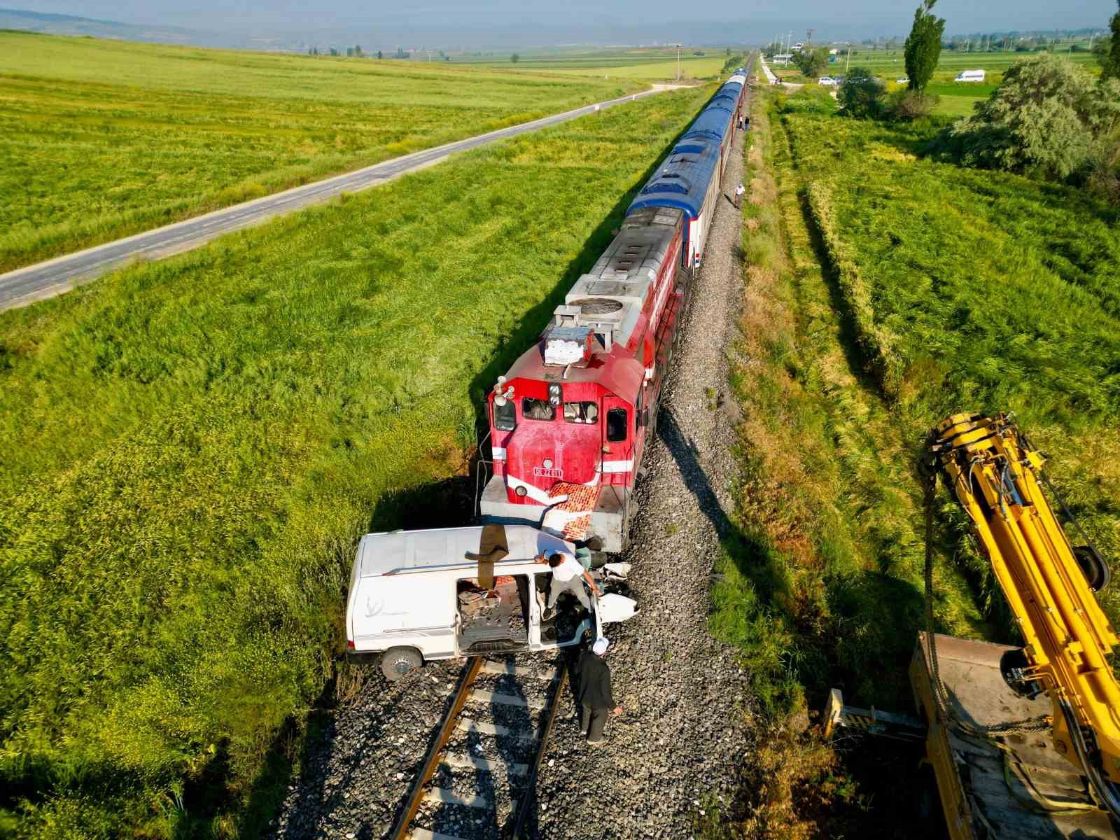 yolcu treni hemzemin gecitte sikisan kamyoneti yaklasik 200 metre surukledi 1 GrVpgcNd