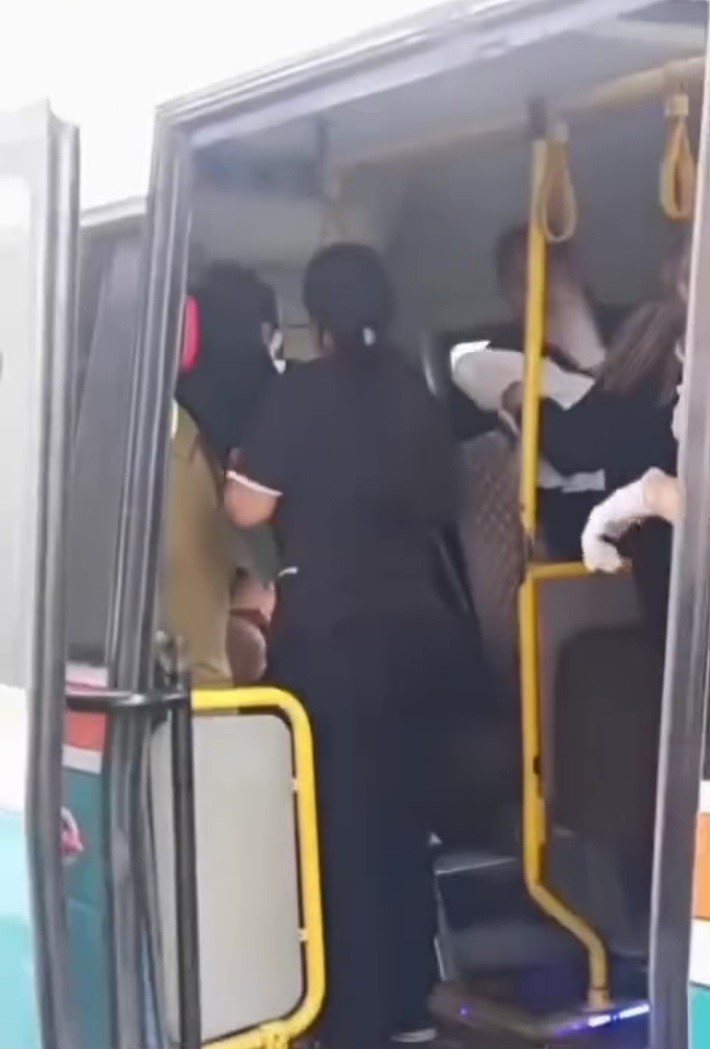 Yolculuk sırasında sancılanan kadın dolmuşta doğum yaptı 4 yolculuk sirasinda sancilanan kadin dolmusta dogum yapti 0 E9P7GDld