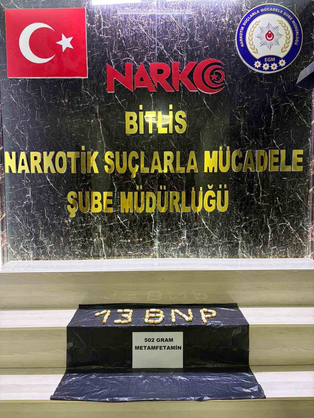 yolcunun midesinden 62 parca uyusturucu cikti 1 Qyb3ns8l