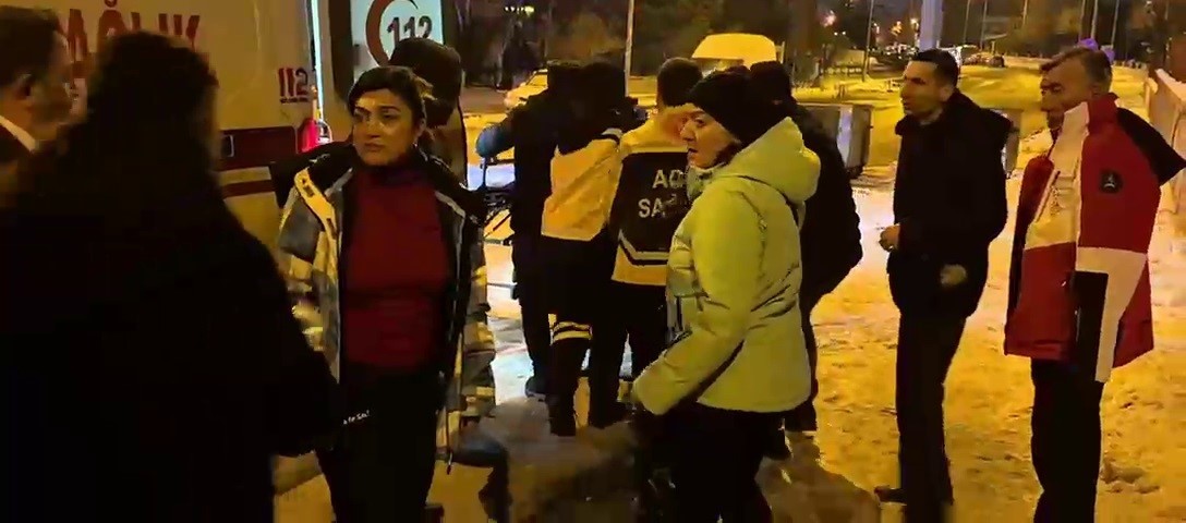 yolda baygin bulunan kadin hastaneye kaldirildi 2 m8JPm2HS