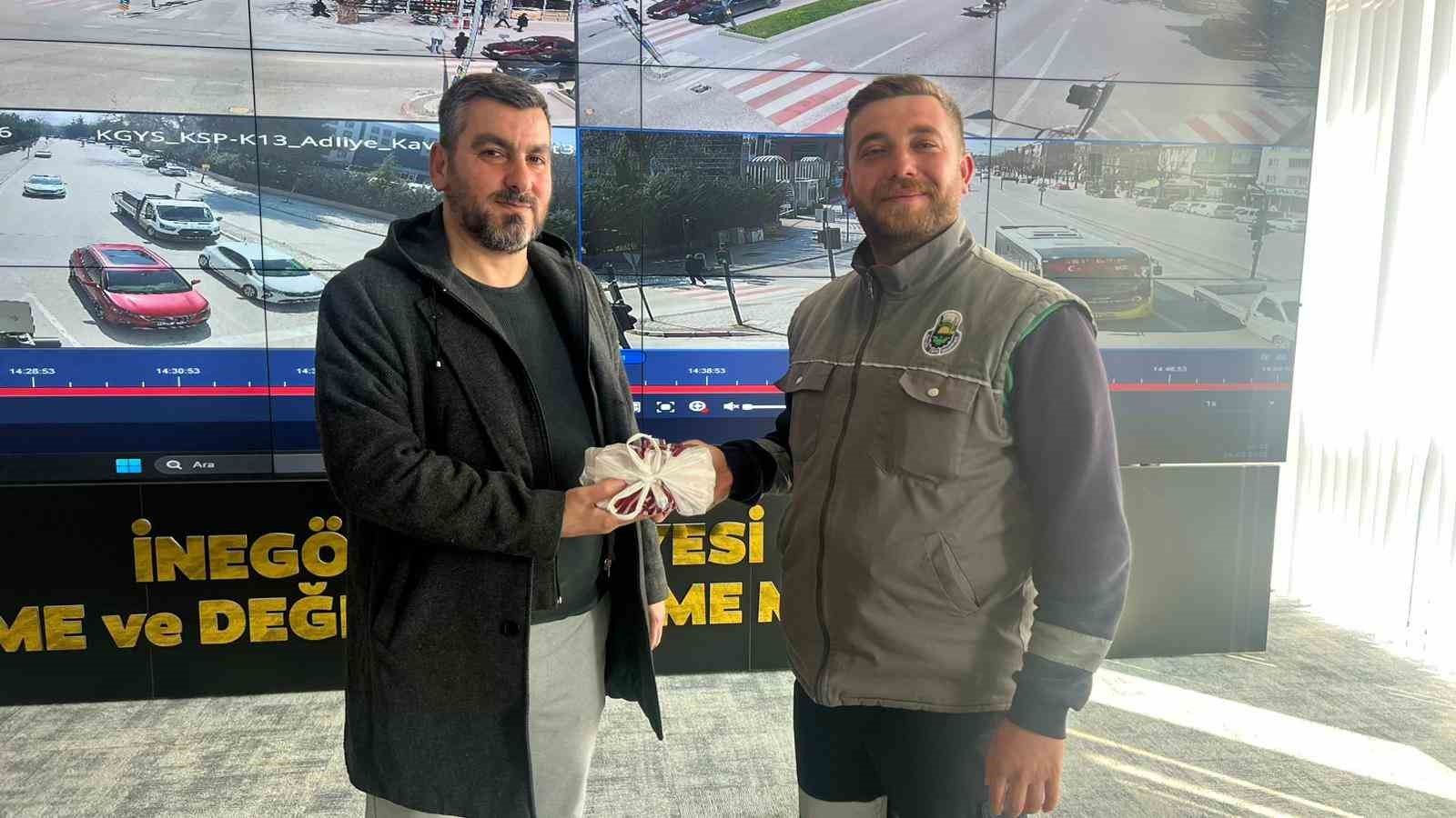 yolda buldugu 200 bin lirayi sahibine teslim etti 0 Up5afuHQ