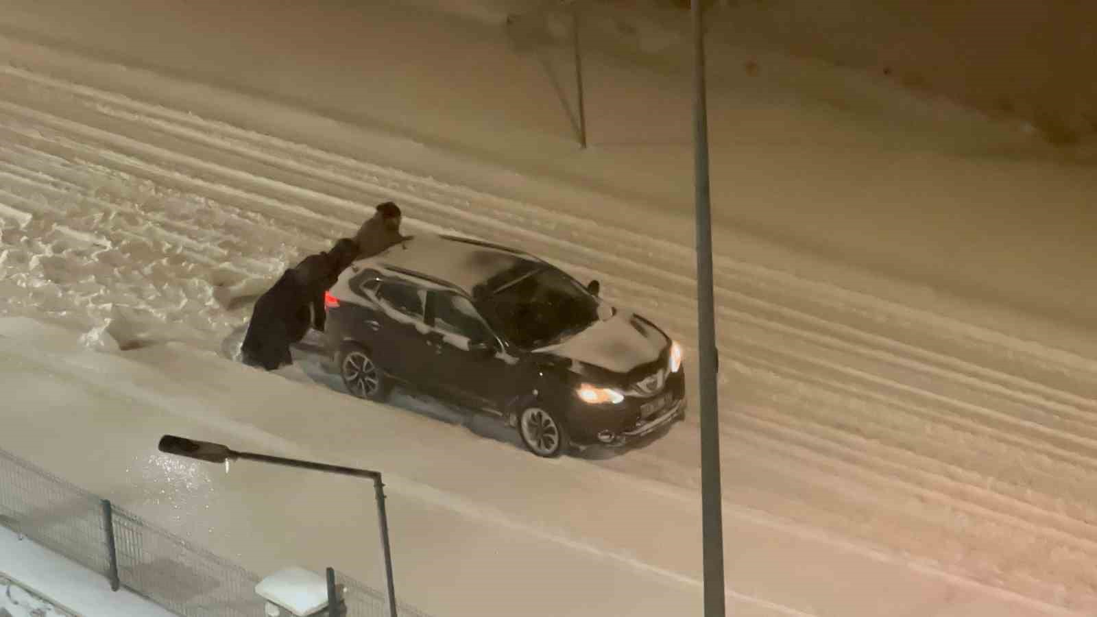 Yolda kalan araçları el birliğiyle çıkardılar 5 yolda kalan araclari el birligiyle cikardilar 1