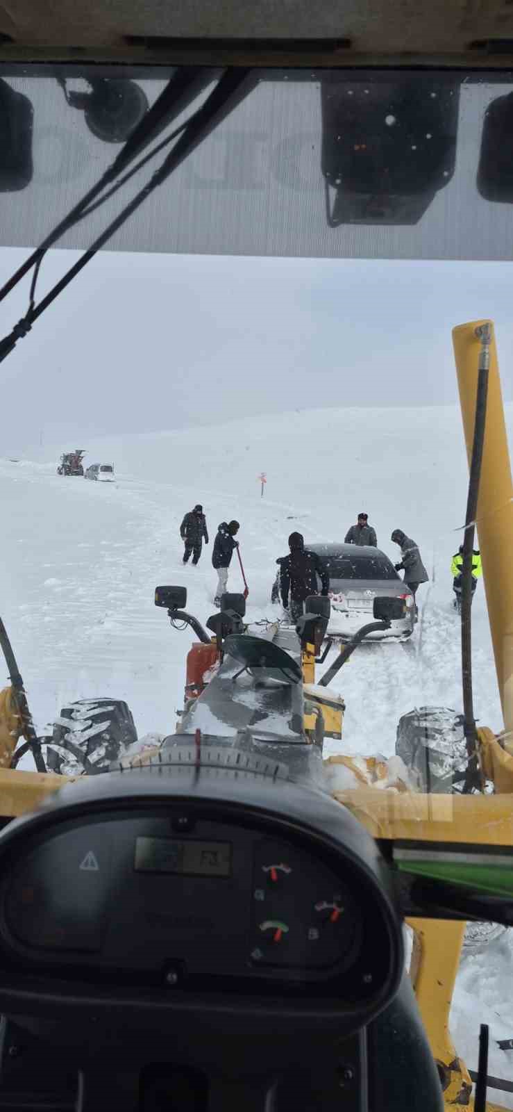 yolda kalan suruculerin imdadina karla mucadele ekipleri yetisti 1 bDuByl31