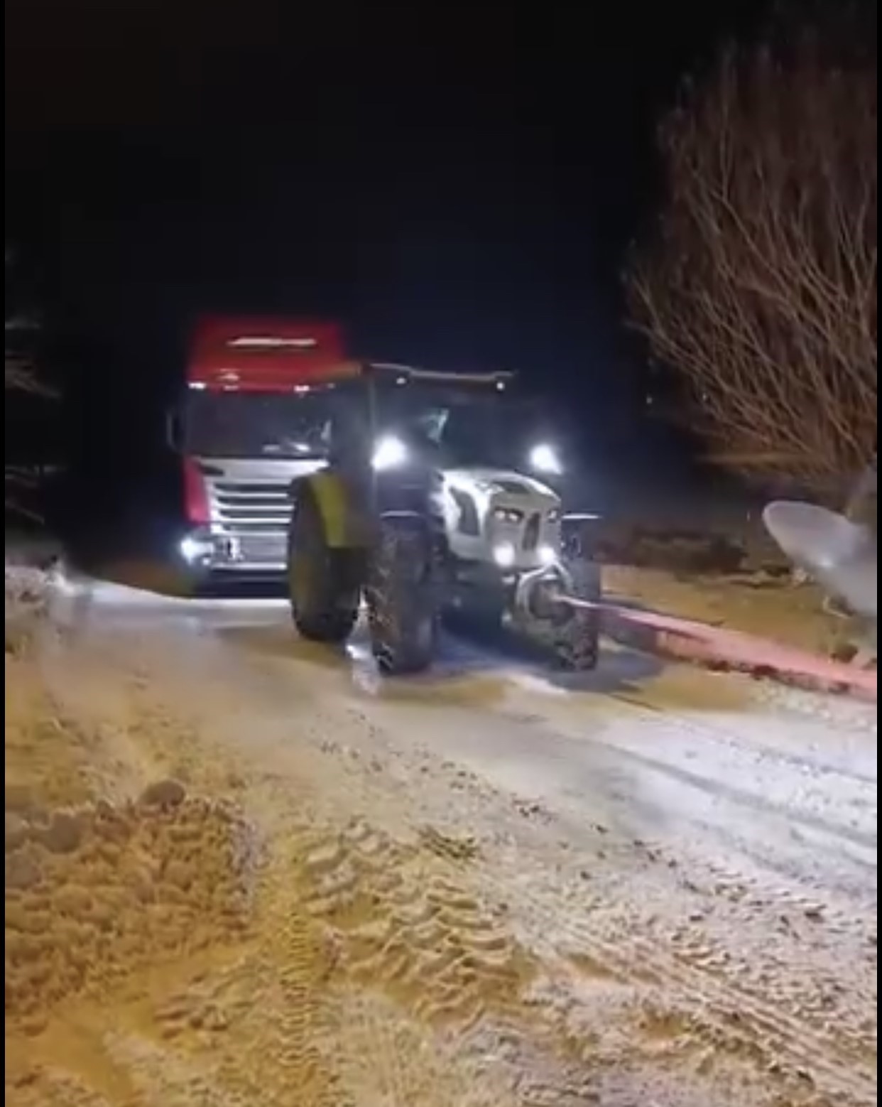 yolda kalan tir konvoy halinde cekilerek kurtarildi 0 zMCzLNLe