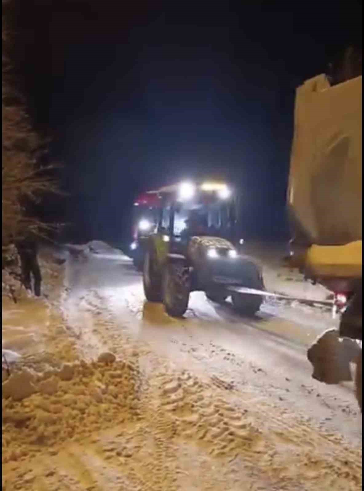 yolda kalan tir konvoy halinde cekilerek kurtarildi 1 MsOFMy5E