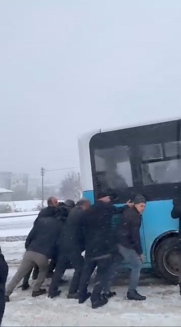 yolda kalan yolcu otobusunun yardimina vatandaslar yetisti 1