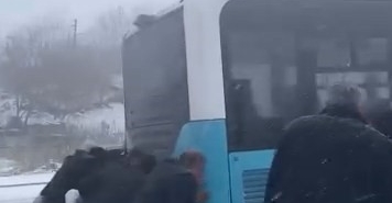 yolda-kalan-yolcu-otobusunun-yardimina-vatandaslar-yetisti-eIInz1gb.jpg
