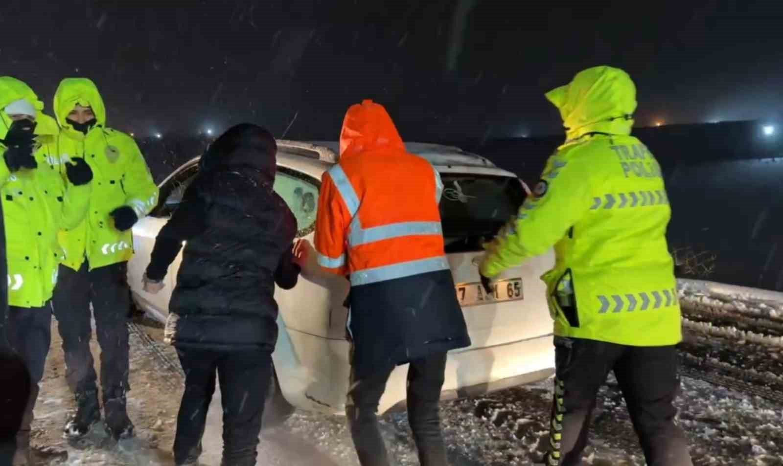 yolda kalanlarin yardimina polis ve jandarma yetisti 1 G9fW9vcB