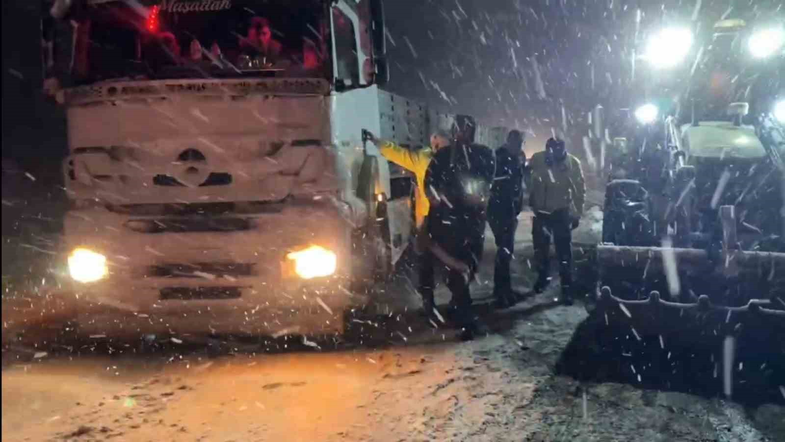 yolda kalanlarin yardimina polis ve jandarma yetisti 3