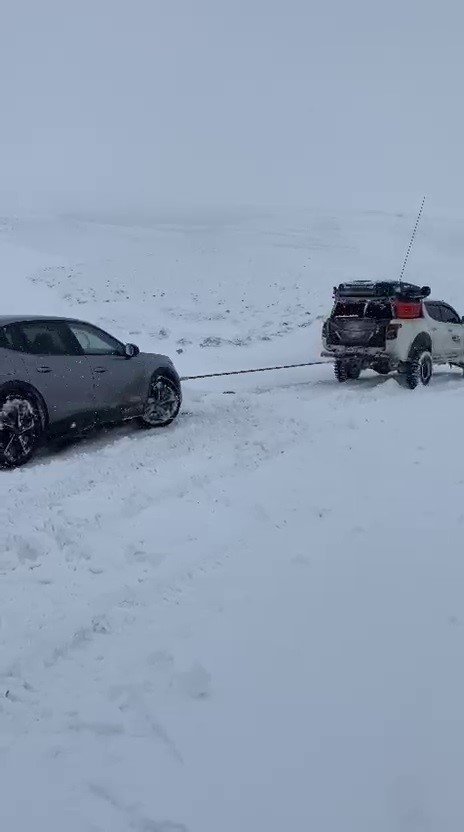 yolda mahsur kalan surucunun yardimina off road ekibi yetisti 0 8BeTkl5Z