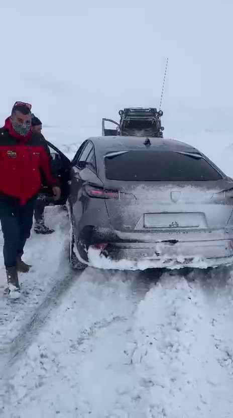 yolda mahsur kalan surucunun yardimina off road ekibi yetisti 1 E846c7E1