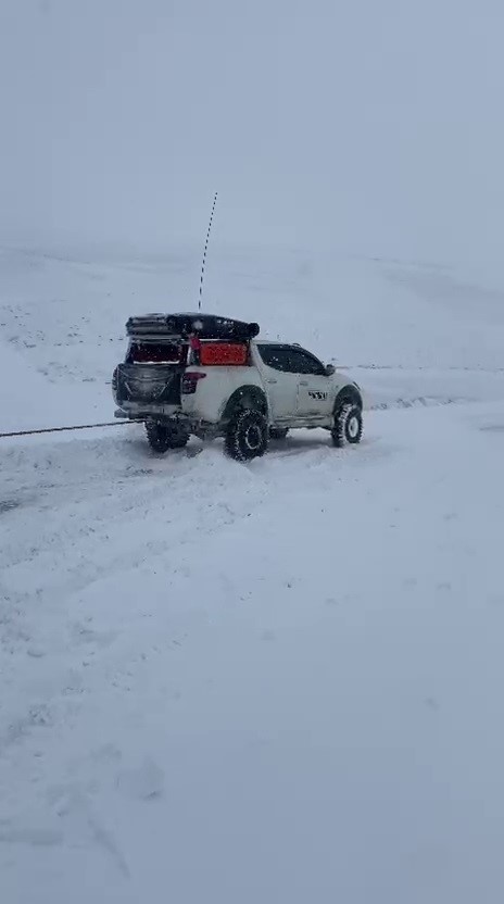 yolda mahsur kalan surucunun yardimina off road ekibi yetisti 2 Glqt25ZQ