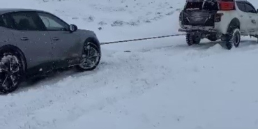 yolda-mahsur-kalan-surucunun-yardimina-off-road-ekibi-yetisti-vzwazFR8.jpg
