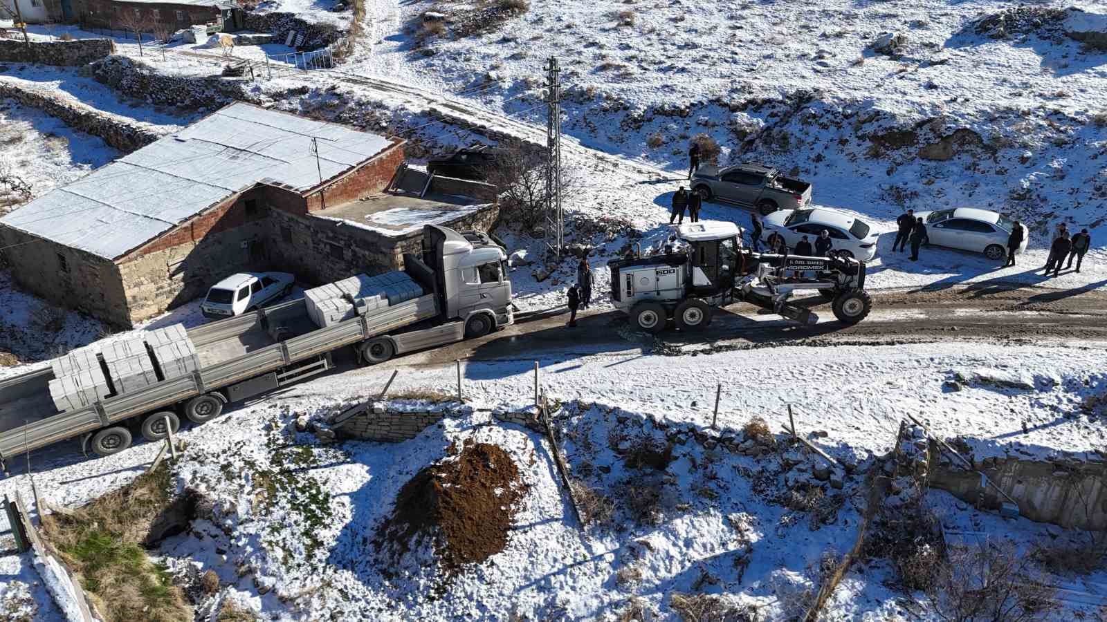 yolda mahsur kalan tir ekipler tarafindan kurtarildi 0 bnw6bUUW