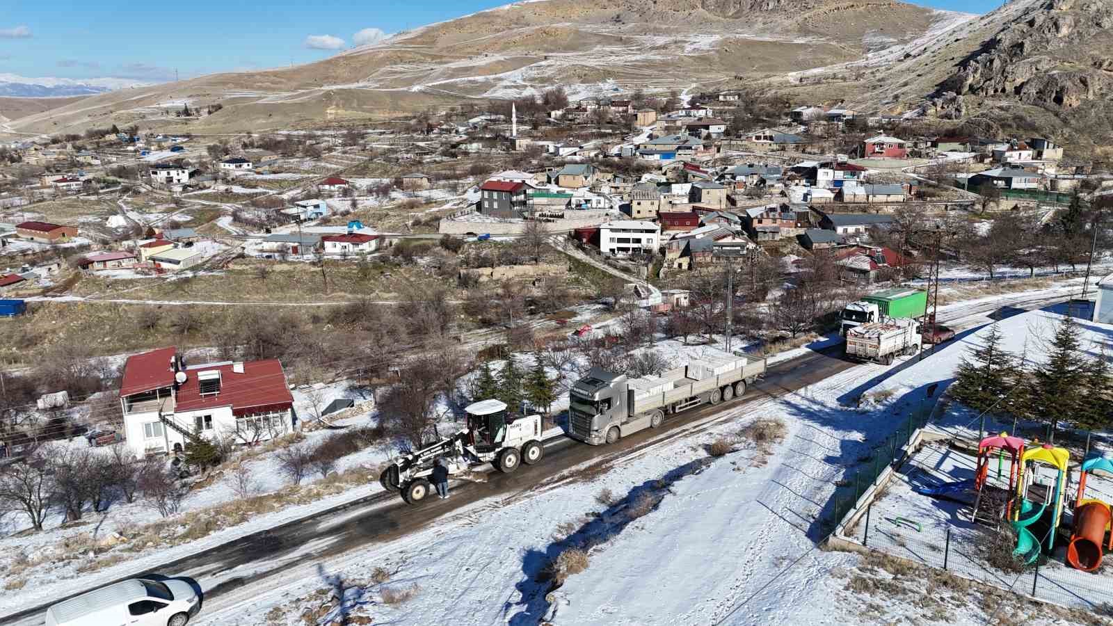 yolda mahsur kalan tir ekipler tarafindan kurtarildi 1 cwJ3mSiX