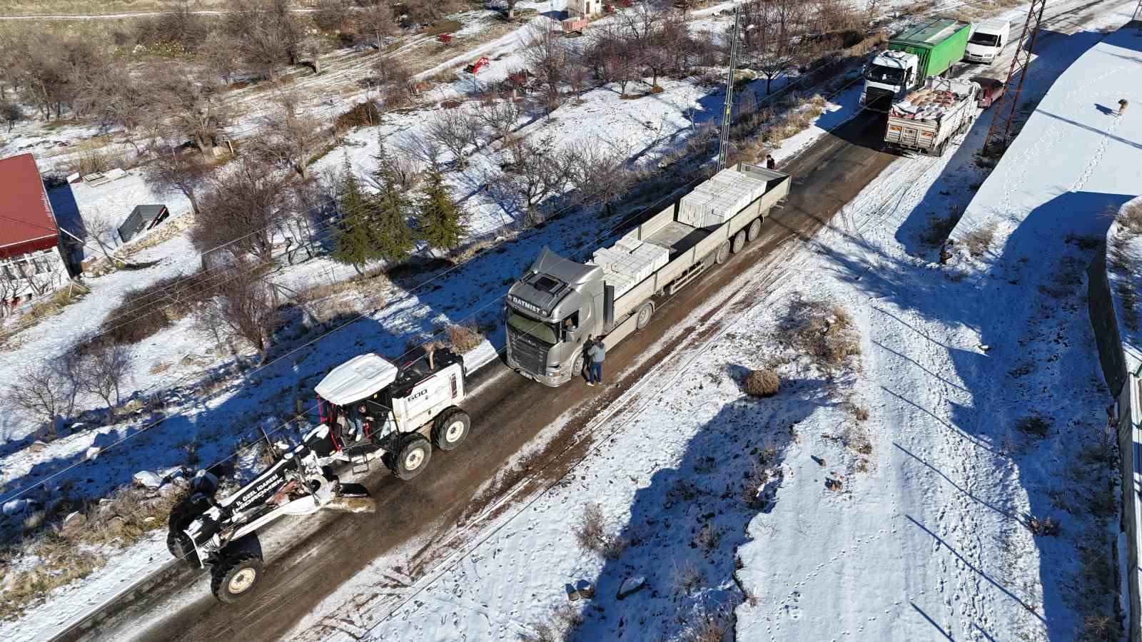 yolda mahsur kalan tir ekipler tarafindan kurtarildi 2