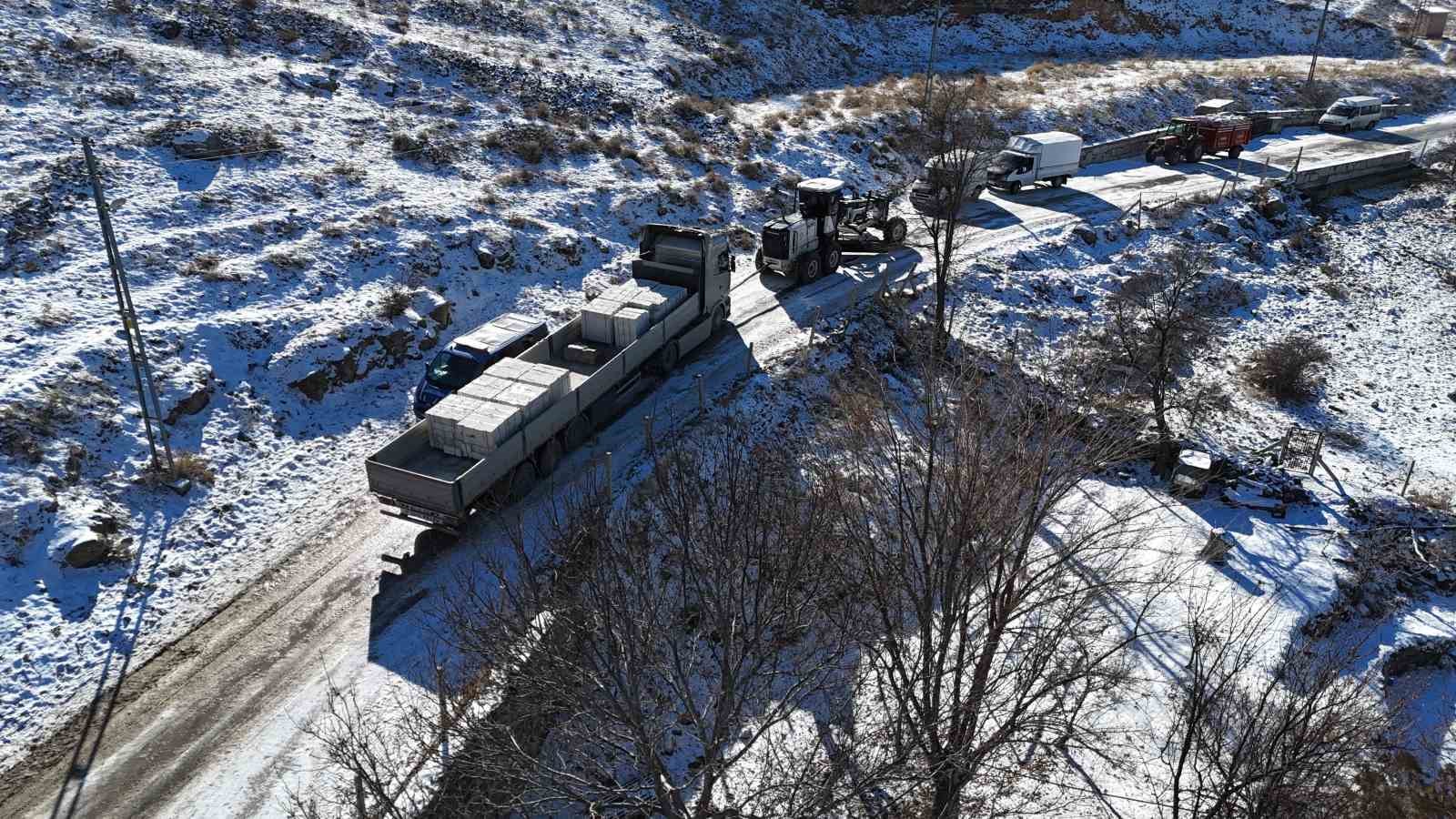 yolda mahsur kalan tir ekipler tarafindan kurtarildi 3 ajMOfDiC
