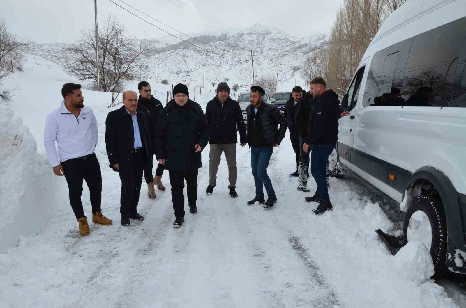 yolda mahsur kalanlarin imdadina kaymakam yetisti 1 1fhOMyfg
