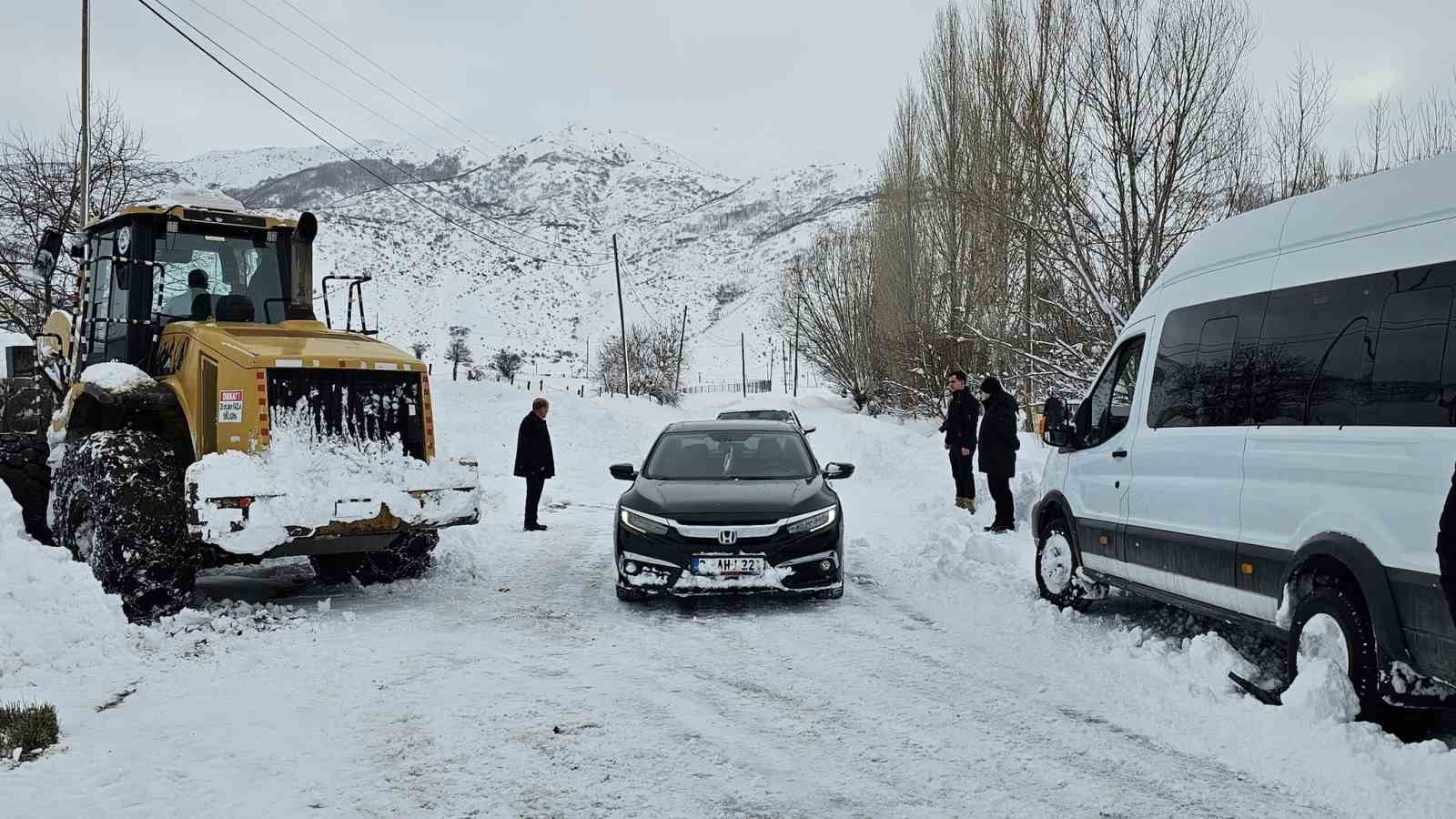 yolda mahsur kalanlarin imdadina kaymakam yetisti 2 jwEI7Nnc