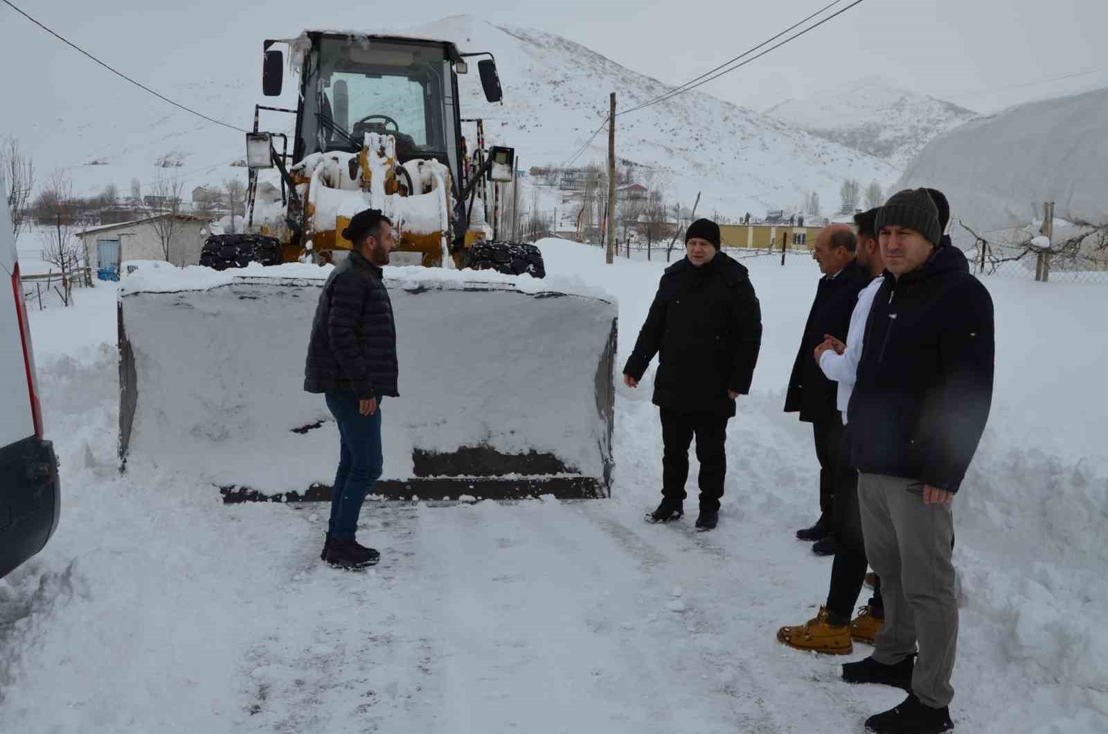 yolda mahsur kalanlarin imdadina kaymakam yetisti 3 HQZtdYny