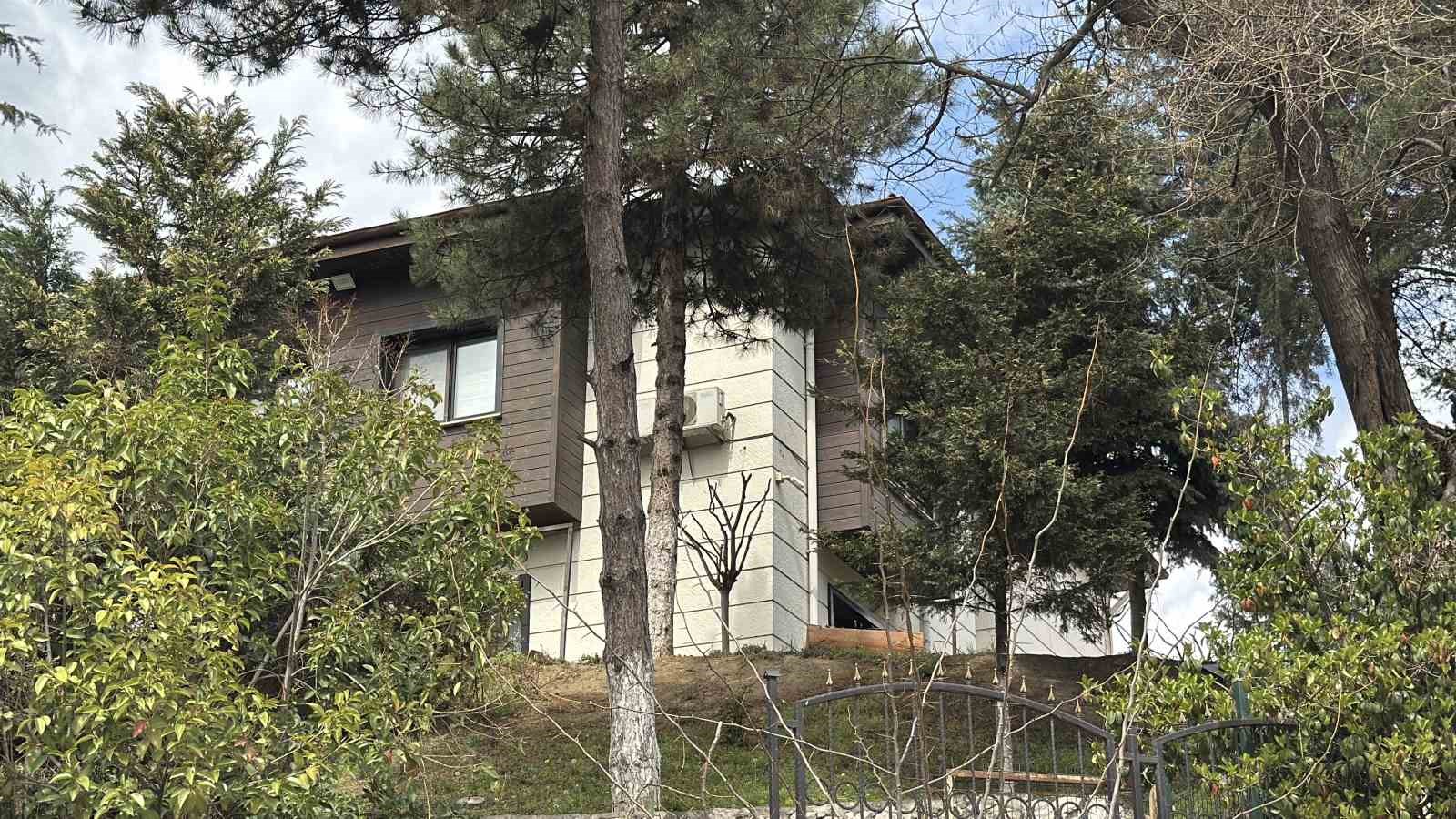 yolda olusan catlaklar valilik konutunu gecici olarak bosalttiriyor 1