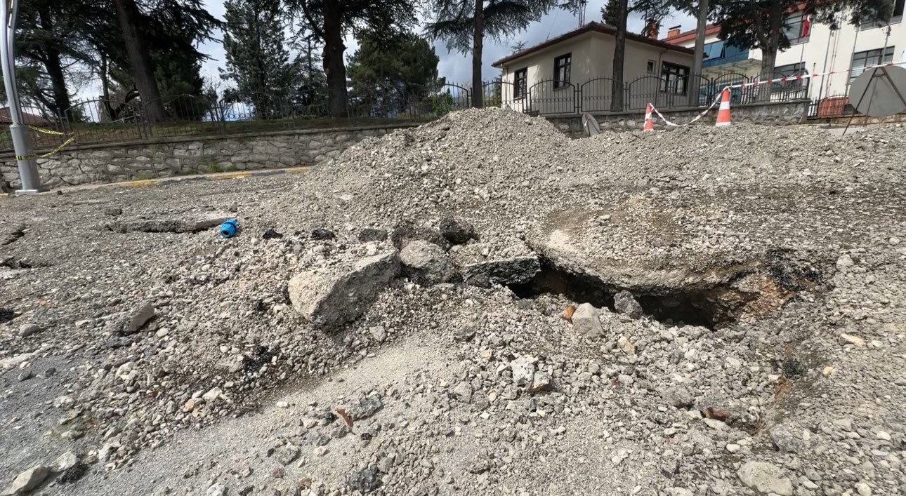 yolda olusan catlaklar valilik konutunu gecici olarak bosalttiriyor 4 SFGYOqCs