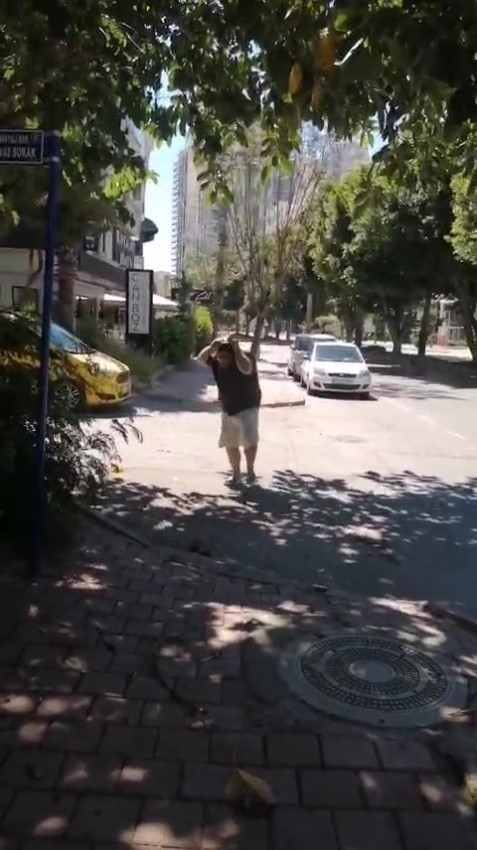 yolda yururken kargalarin saldirisina ugradi neye ugradigini anlamadi 1