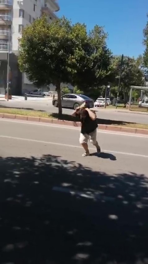 yolda yururken kargalarin saldirisina ugradi neye ugradigini anlamadi 3 WKHnUIPn