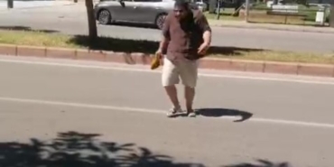 yolda-yururken-kargalarin-saldirisina-ugradi-neye-ugradigini-anlamadi-6QzZIYOR.jpg