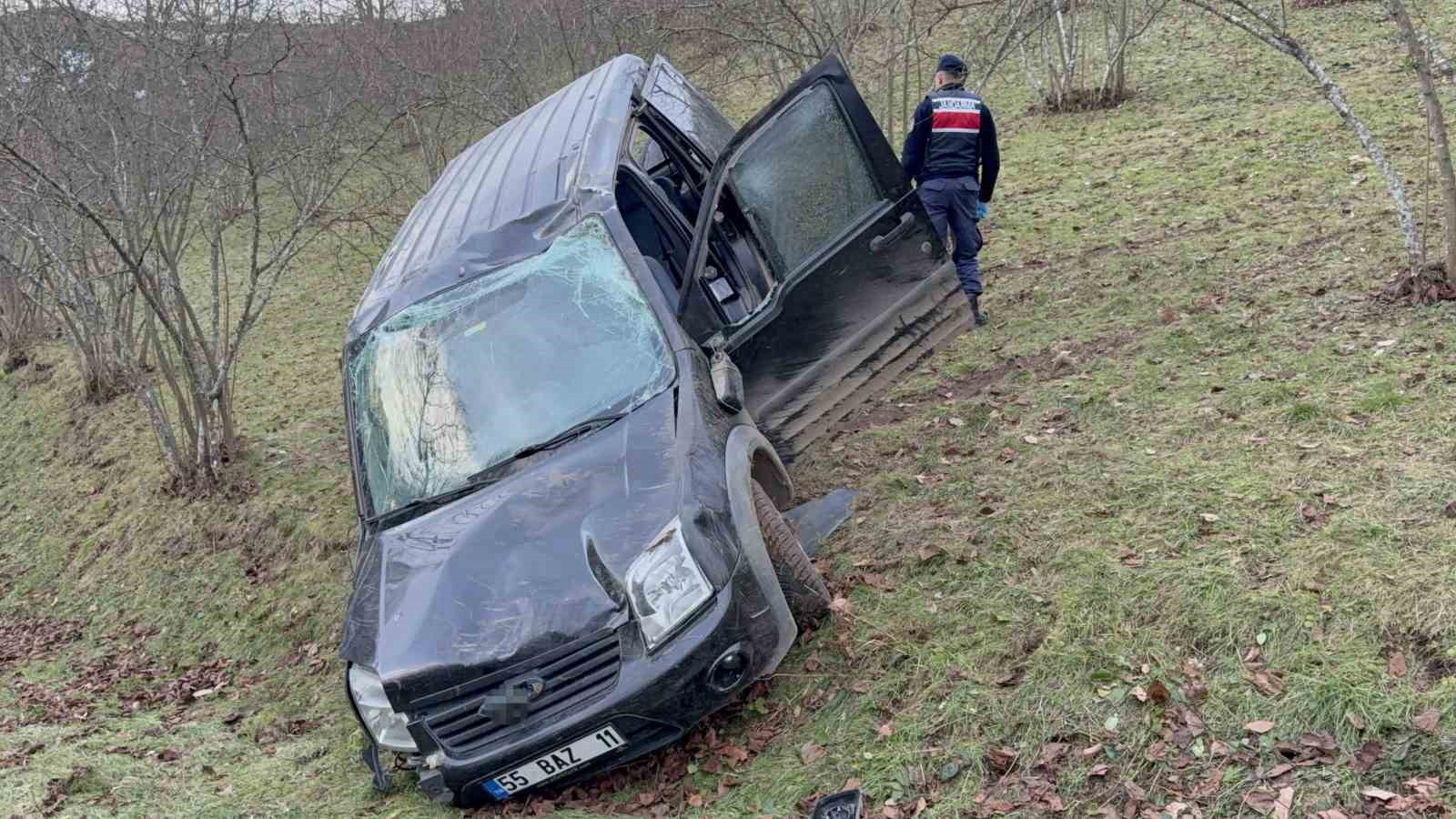 yoldan cikan arac 60 metrelik ucuruma yuvarlandi 1 olu 2 yarali 1 ksEZakWI