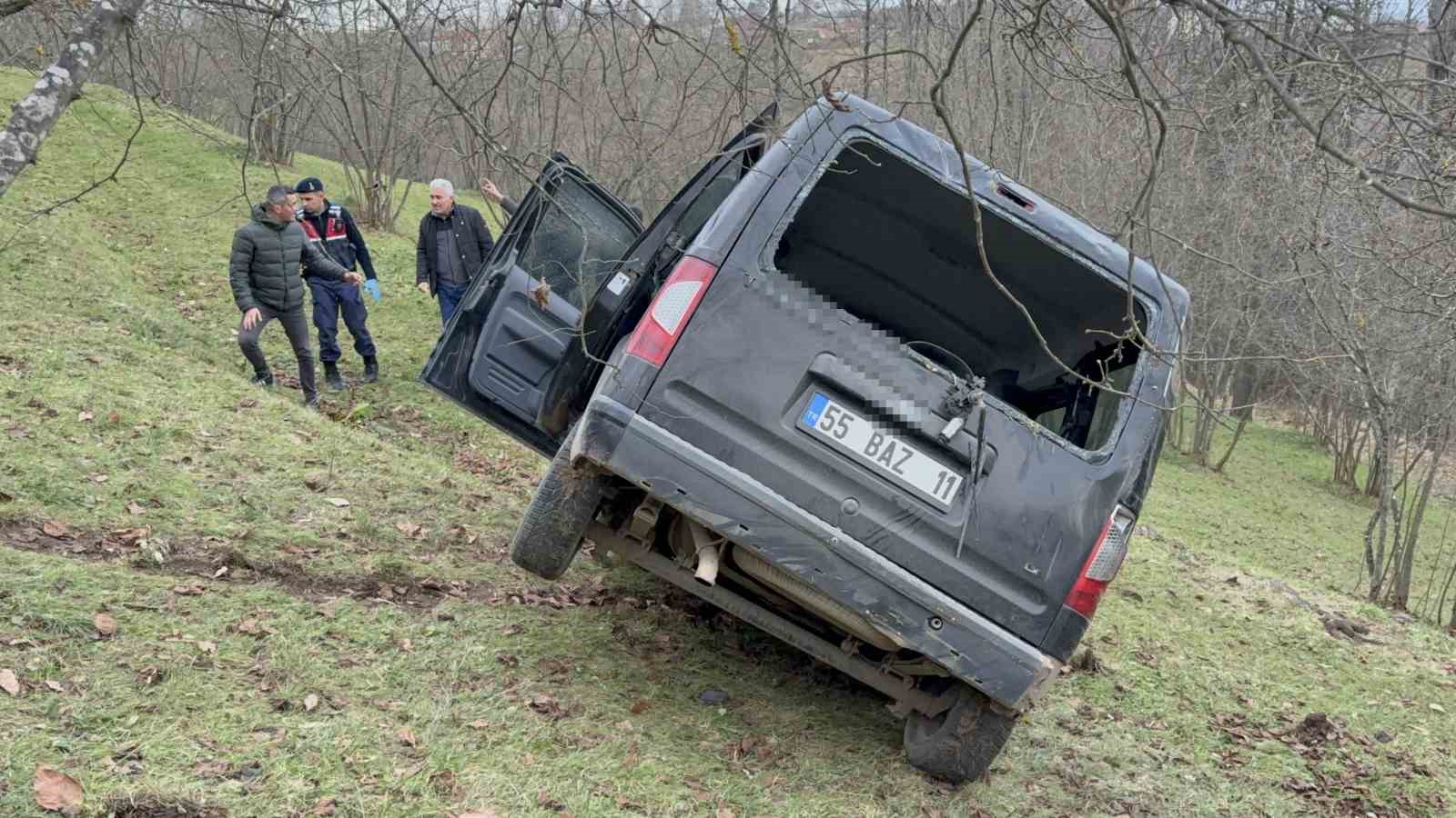 yoldan cikan arac 60 metrelik ucuruma yuvarlandi 1 olu 2 yarali 2 GjE5dIUG