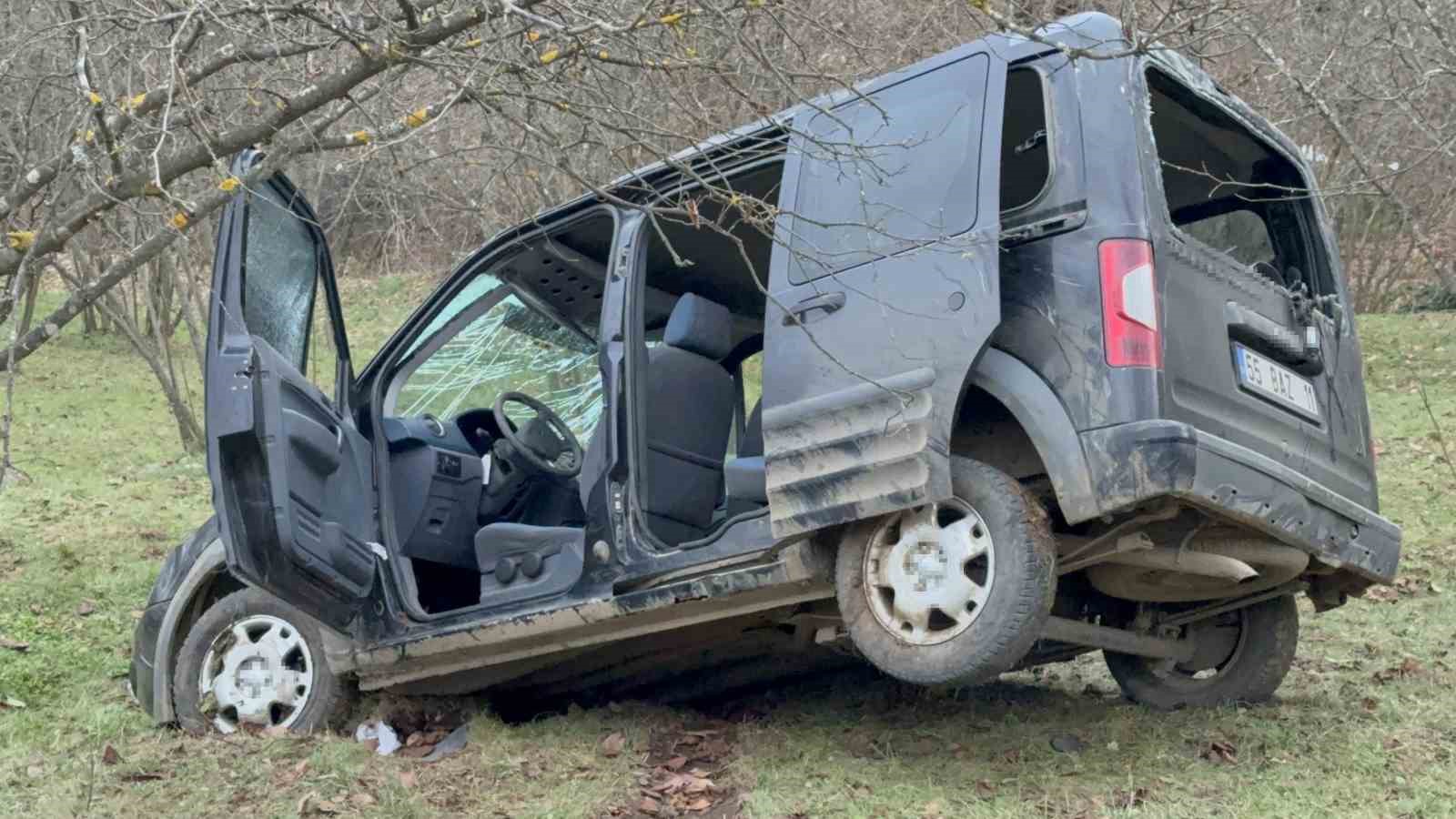yoldan cikan arac 60 metrelik ucuruma yuvarlandi 1 olu 2 yarali 3