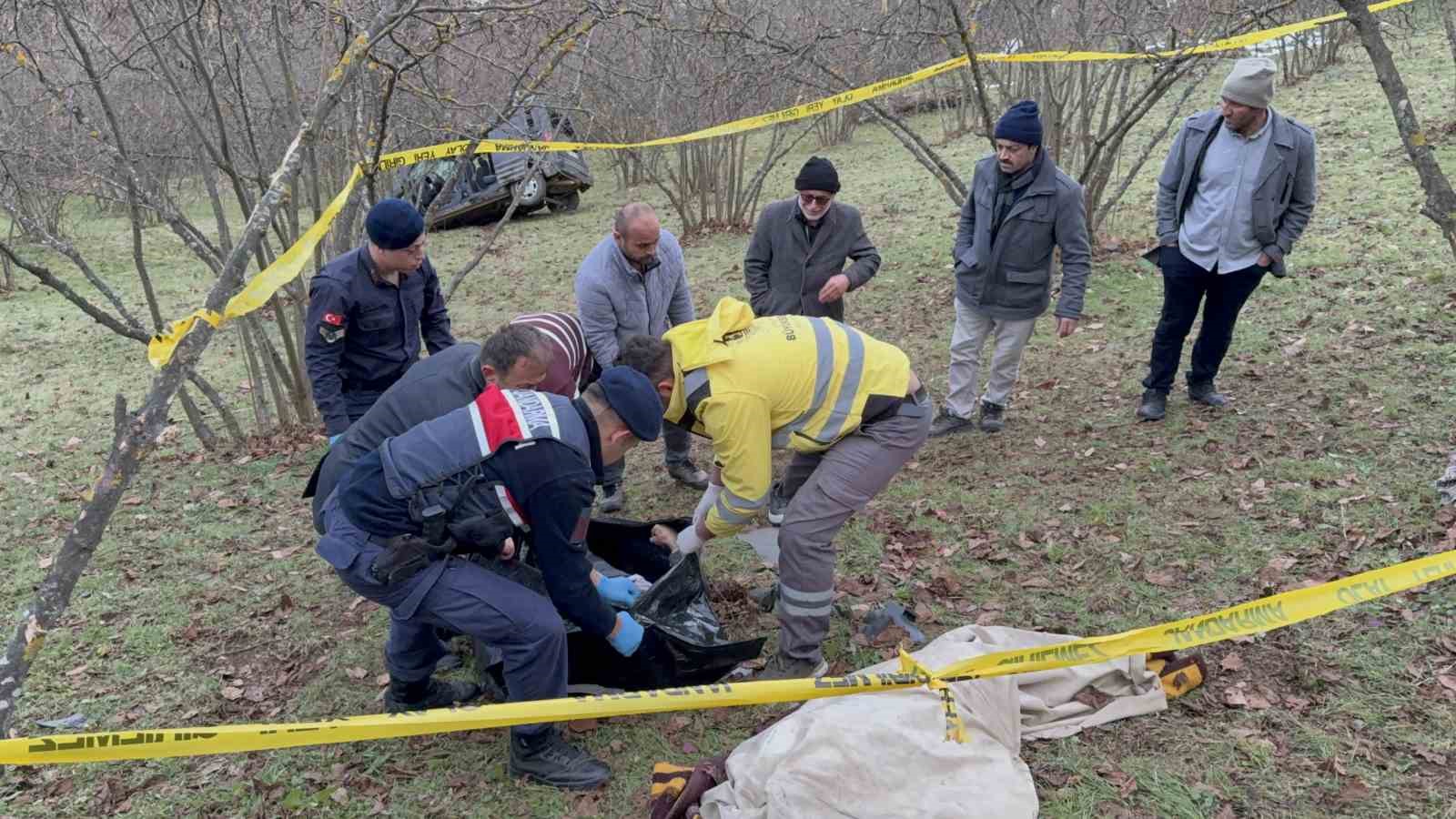 yoldan cikan arac 60 metrelik ucuruma yuvarlandi 1 olu 2 yarali 4