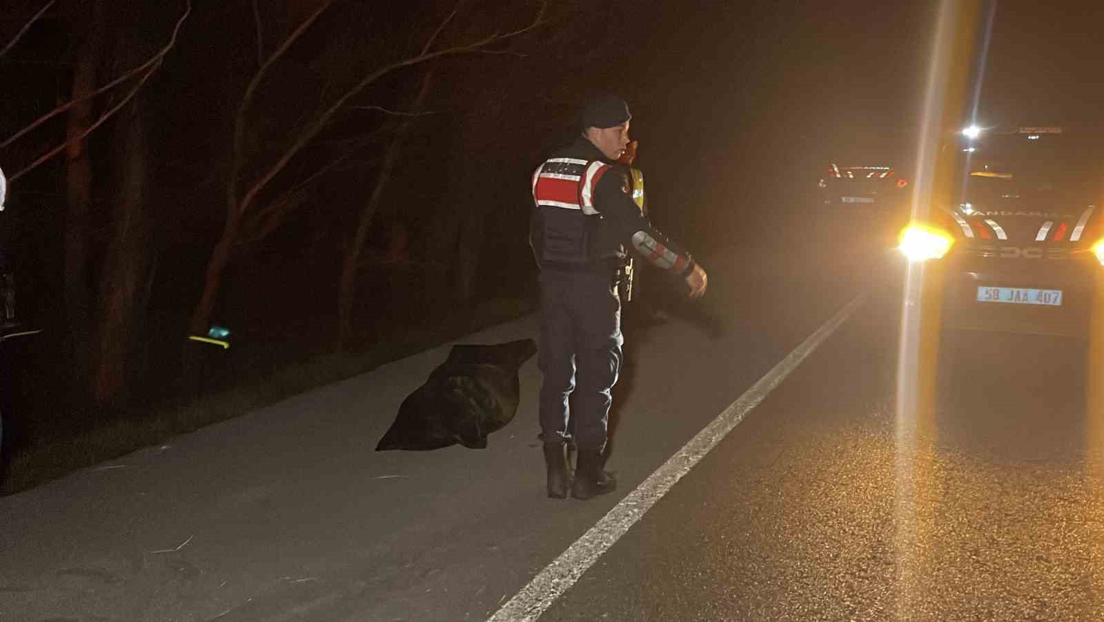 Yoldan çıkan araç devrildi: 1 ölü, 4 yaralı 5 yoldan cikan arac devrildi 1 olu 4 yarali 1
