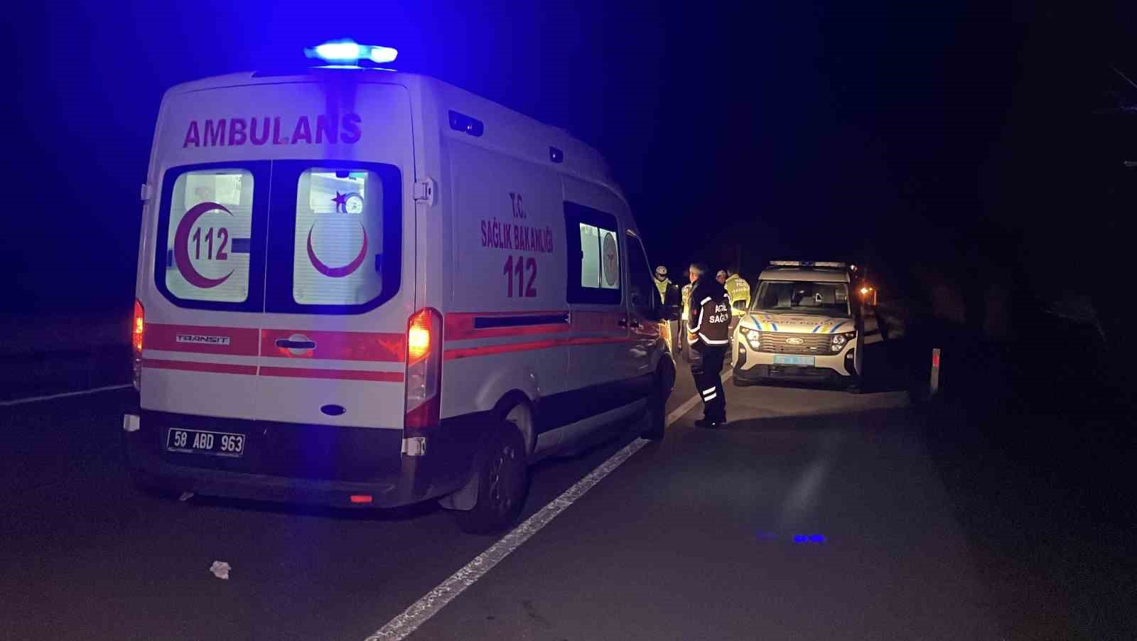 Yoldan çıkan araç devrildi: 1 ölü, 4 yaralı 8 yoldan cikan arac devrildi 1 olu 4 yarali 4 cRXFQDPl
