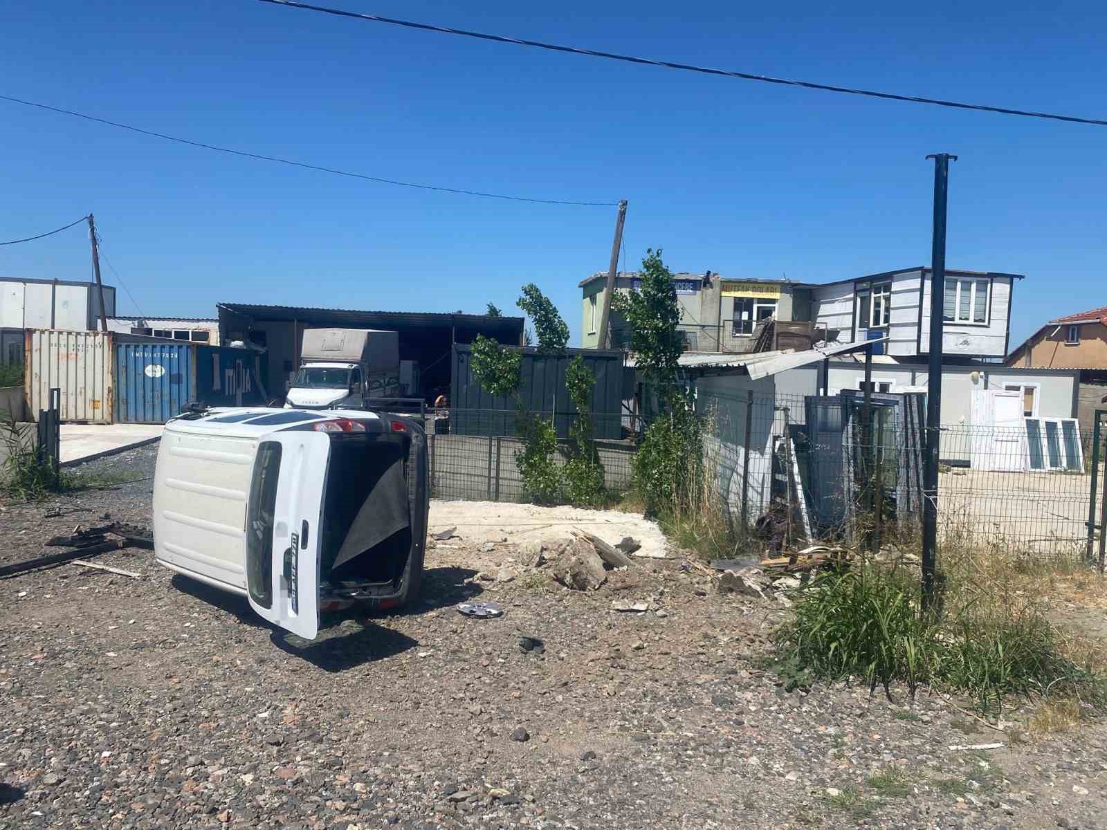 yoldan cikan arac is yerinin bahcesine daldi surucu yaralandi 1 tu1kZWQG
