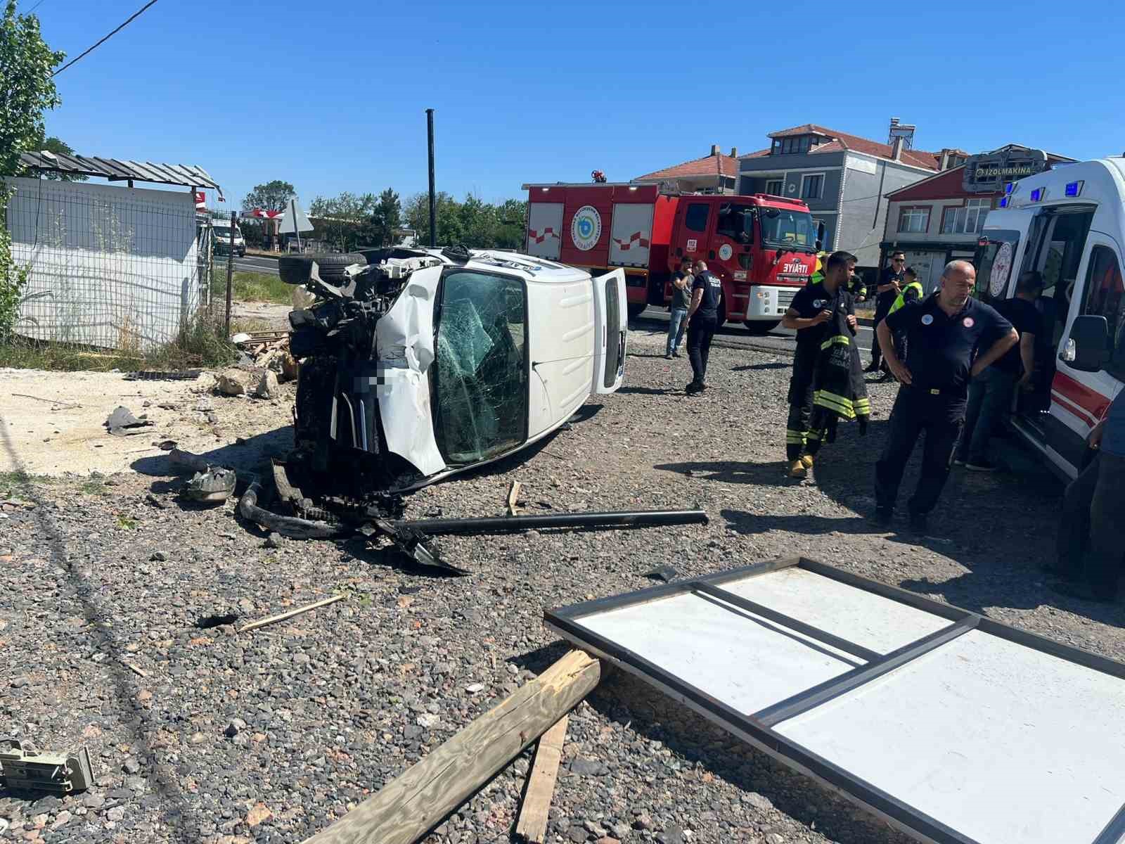 yoldan cikan arac is yerinin bahcesine daldi surucu yaralandi 2 FOqEF827