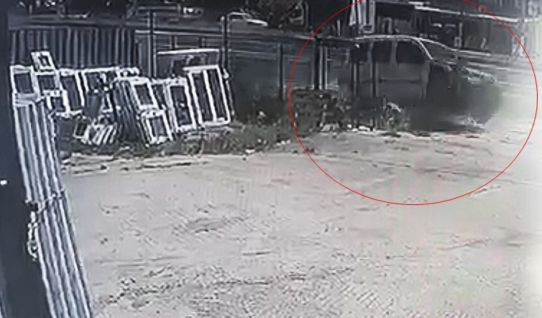 yoldan-cikan-arac-is-yerinin-bahcesine-daldi-surucu-yaralandi-E4fzJQ7g.jpg
