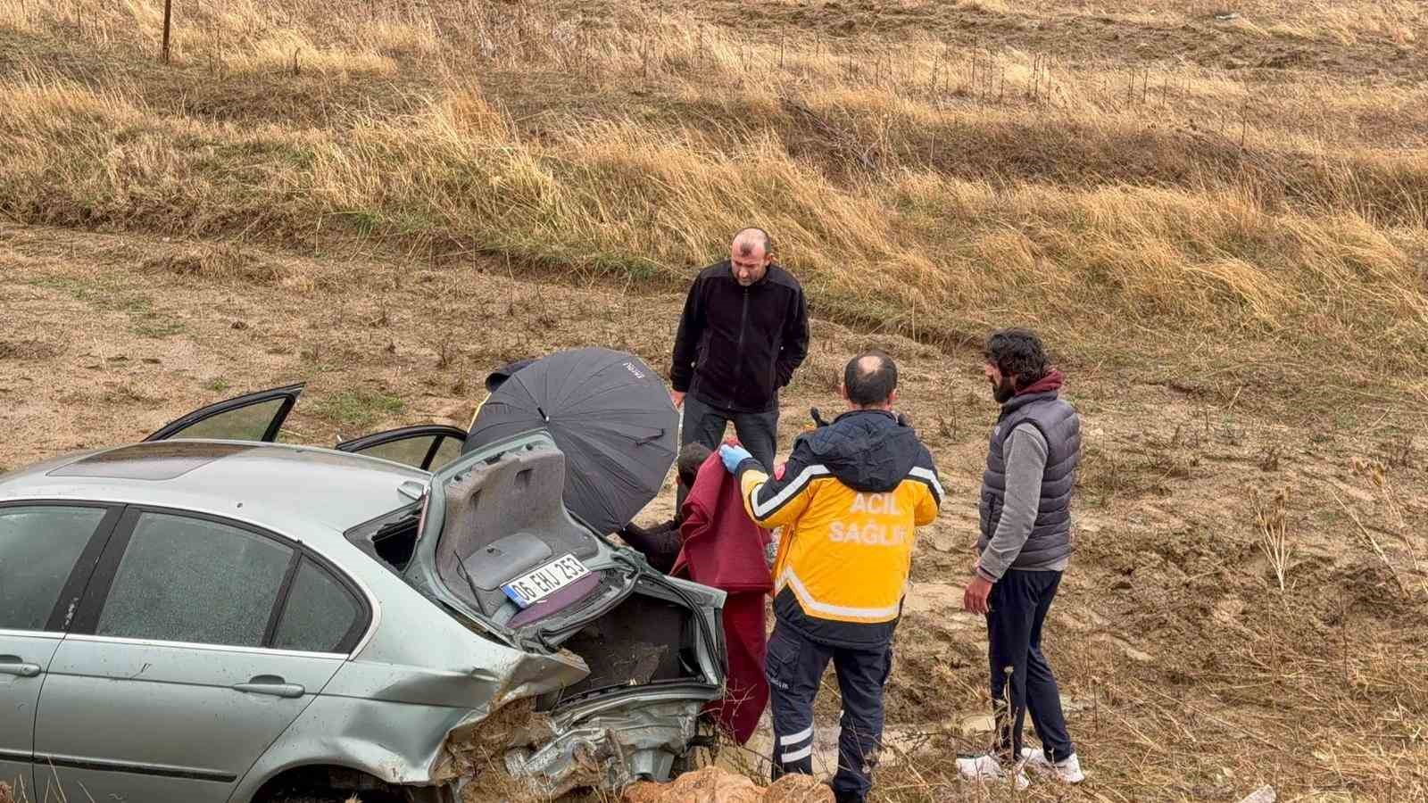 yoldan cikan luks arac sarampole devrildi 3 yarali 0 3Cz2HsZd