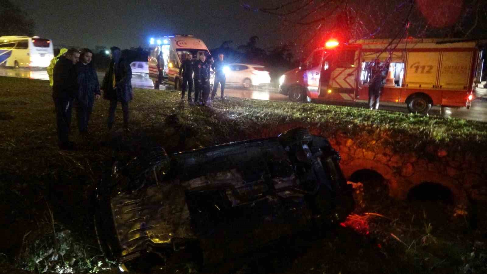 yoldan cikan luks otomobil refujdeki cukura dustu3 yarali 0 IvUbFN5J