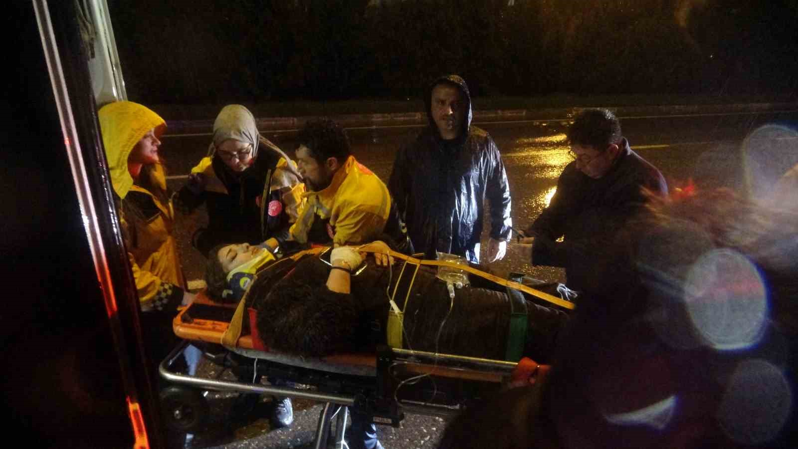 yoldan cikan luks otomobil refujdeki cukura dustu3 yarali 3 bkiBCIGU