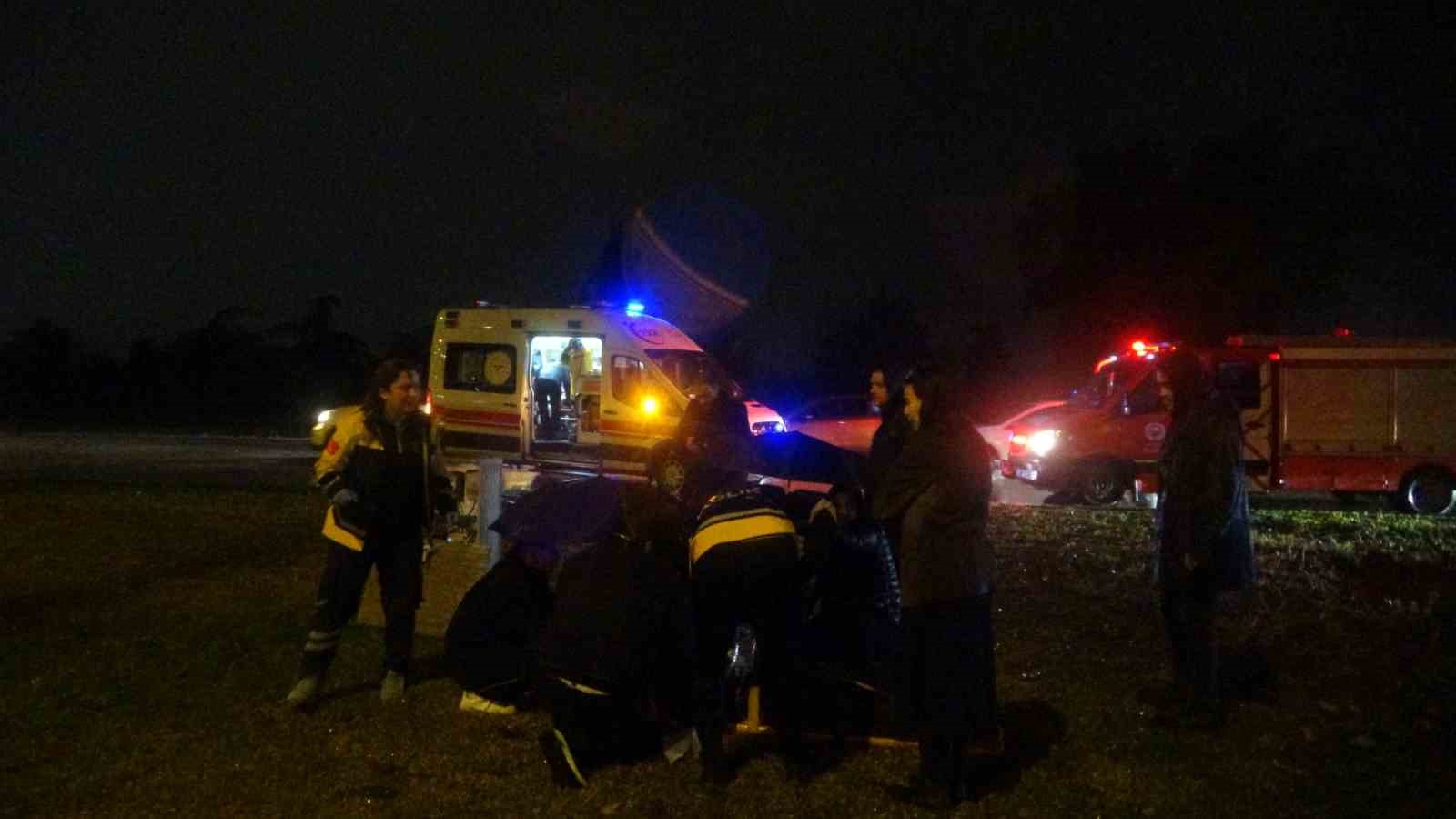 yoldan cikan luks otomobil refujdeki cukura dustu3 yarali 4 6aecy4WS
