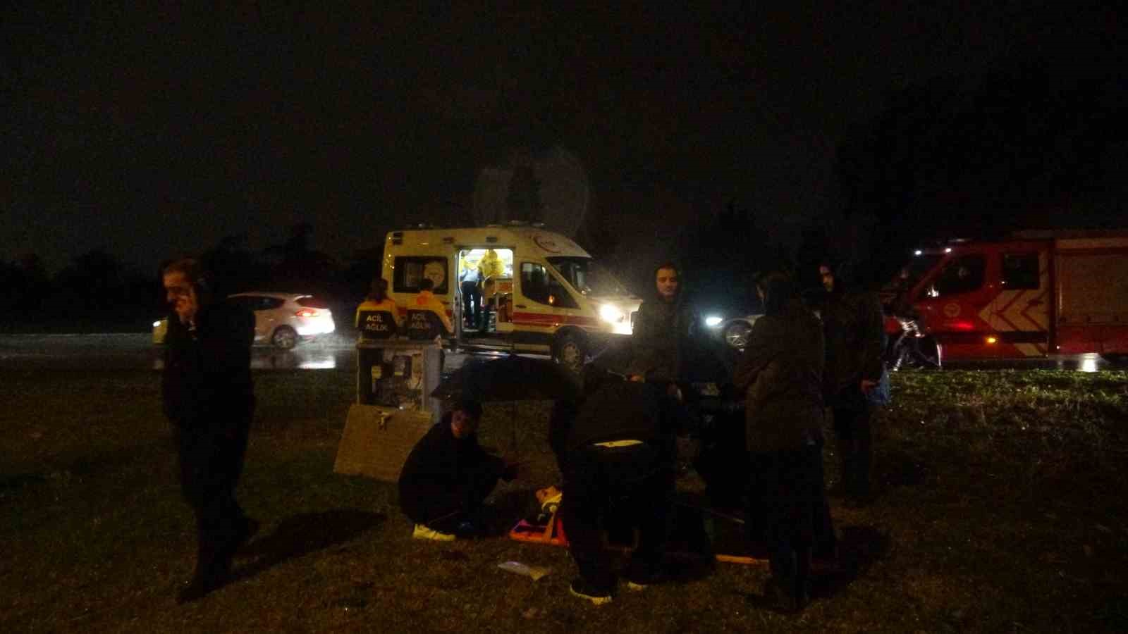 yoldan cikan luks otomobil refujdeki cukura dustu3 yarali 5 GuhFVmCE