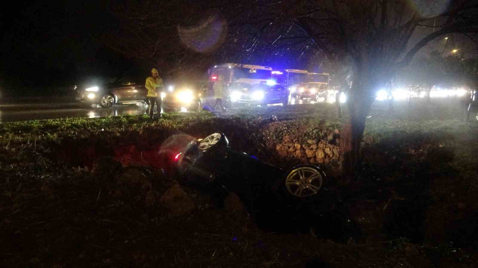 yoldan cikan luks otomobil refujdeki cukura dustu3 yarali 6 tesaIPqV