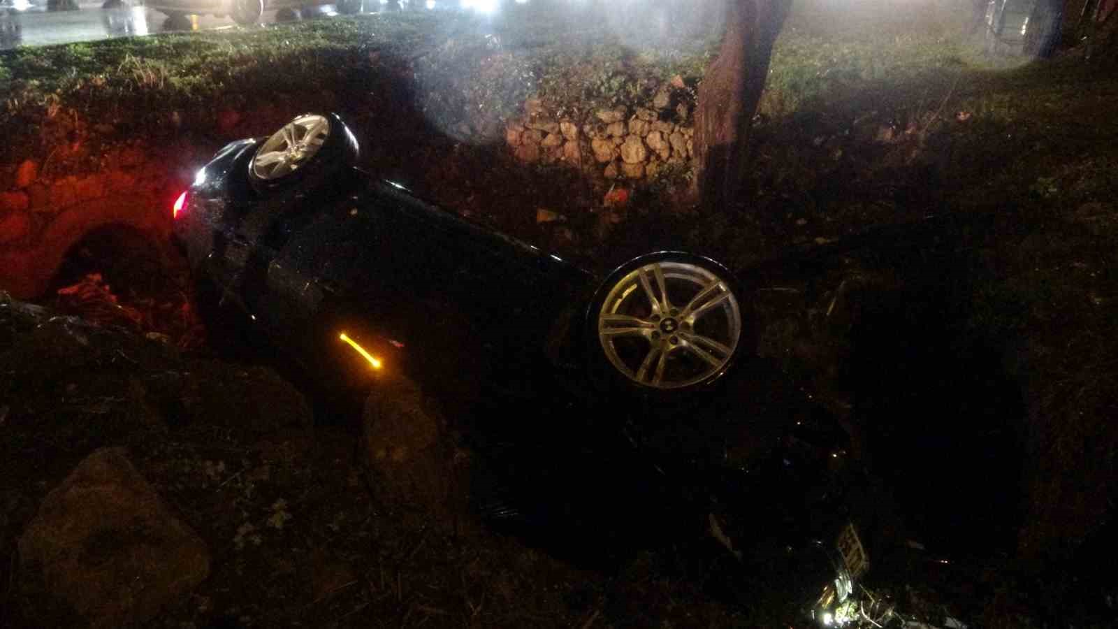 yoldan cikan luks otomobil refujdeki cukura dustu3 yarali 7 s9I1ap3R