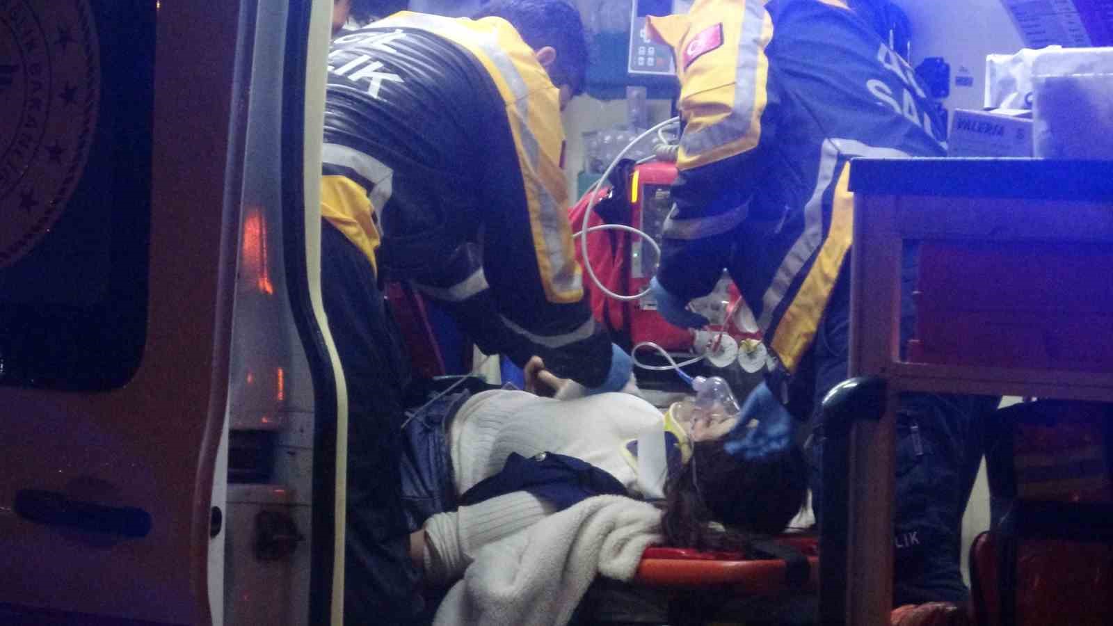yoldan cikan luks otomobil refujdeki cukura dustu3 yarali 8 tjbCaK5U