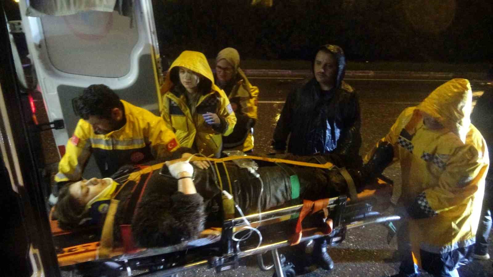 yoldan cikan luks otomobil refujdeki cukura dustu3 yarali 9 4L1KWIeZ